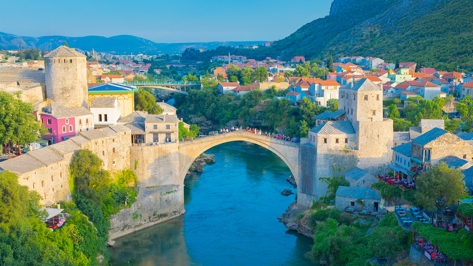 Drohnenansicht der Brücke Stari Most in Bosnien.