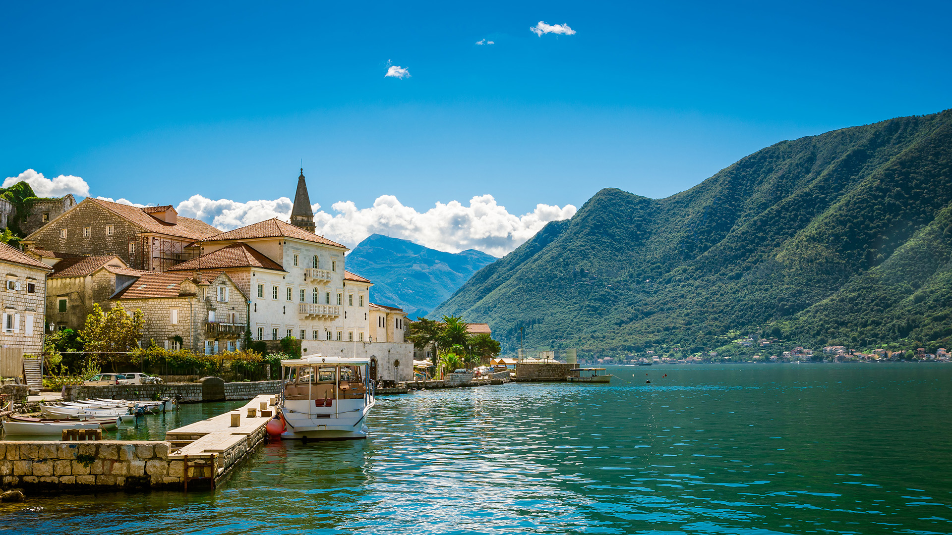 Bucht von Kotor an einem sonnigen Tag.