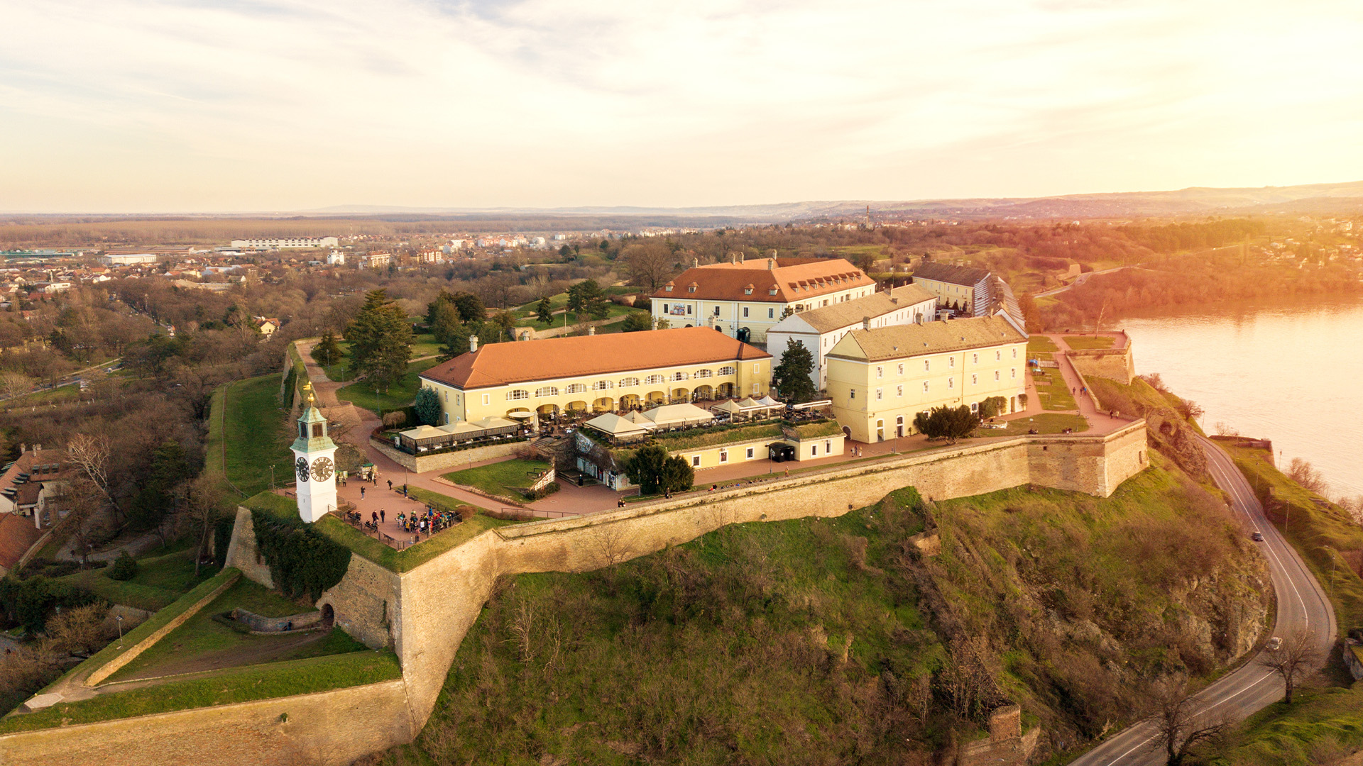 Drohnenansicht von Belgrad im warmen Sonnenlicht.